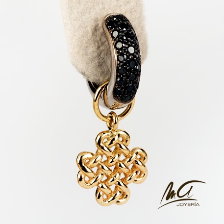 Earrings in gold with diamonds and perennial knot