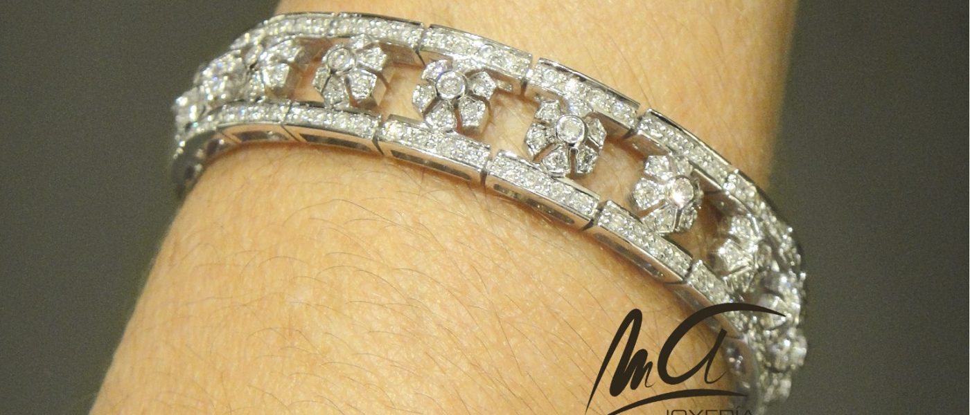 Brazalete oro blanco y diamantes puessto