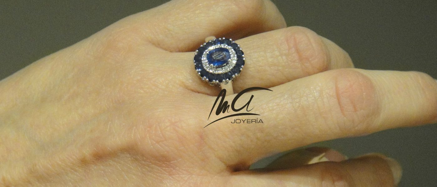 Anillo zafiro azul doble orla, puesto