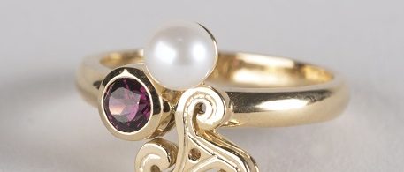 Sortija oro Triskel, con rodolita y perla