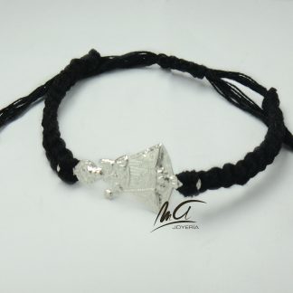 Pulsera plata Covadonga silueta con macramé negro