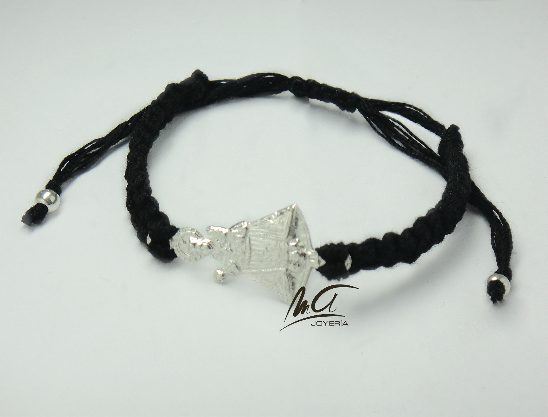 Pulsera plata Covadonga silueta con macramé negro