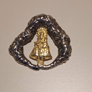 Medalla Covadonga cuevamini, con Santina en plata chapada en oro y cueva en plata de ley envejecida.